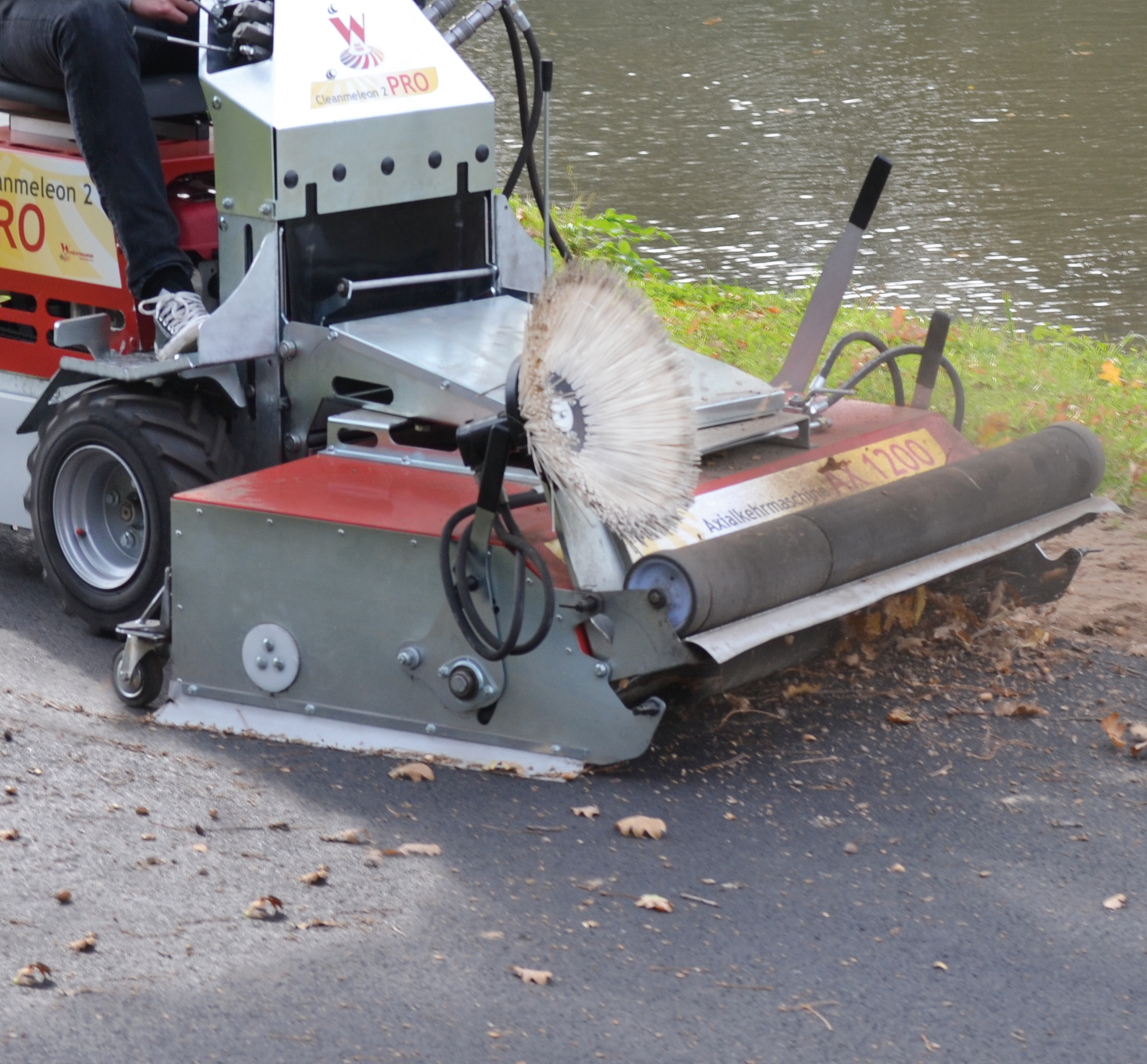 Axial sweeper AX 1200 - With side brush